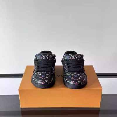 LV x TM LV TRAINER SNEAKER IN BLACK – LVS220