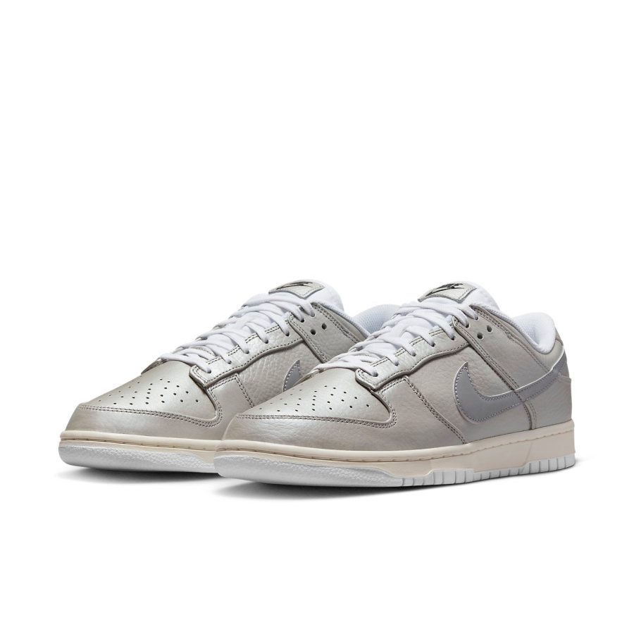 Nike Dunk Low SE ‘Metallic Silver’