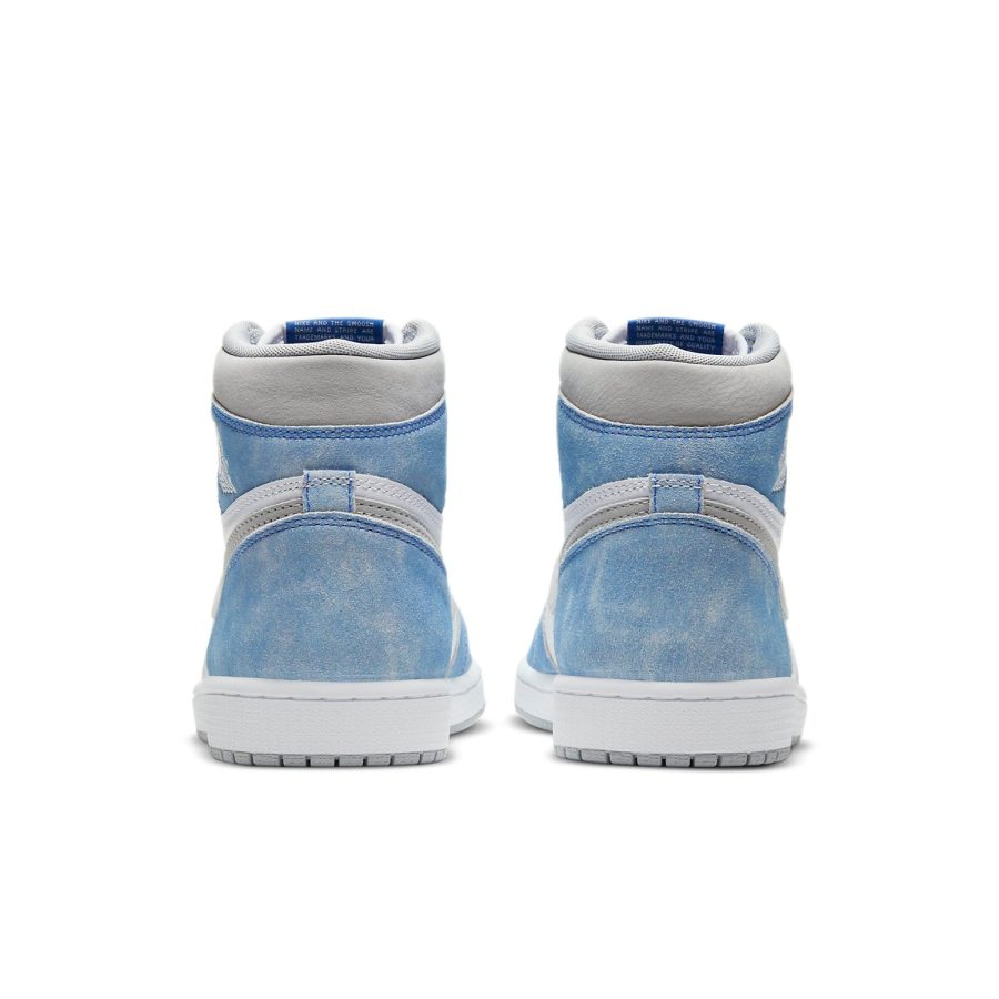 Air Jordan 1 Retro High OG ‘Hyper Royal Light Smoke Grey’