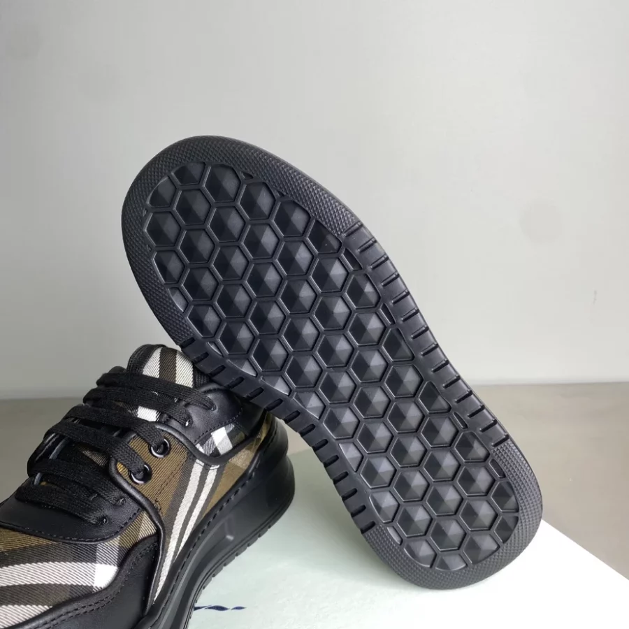 BURBERRY SNEAKERS – BBR032