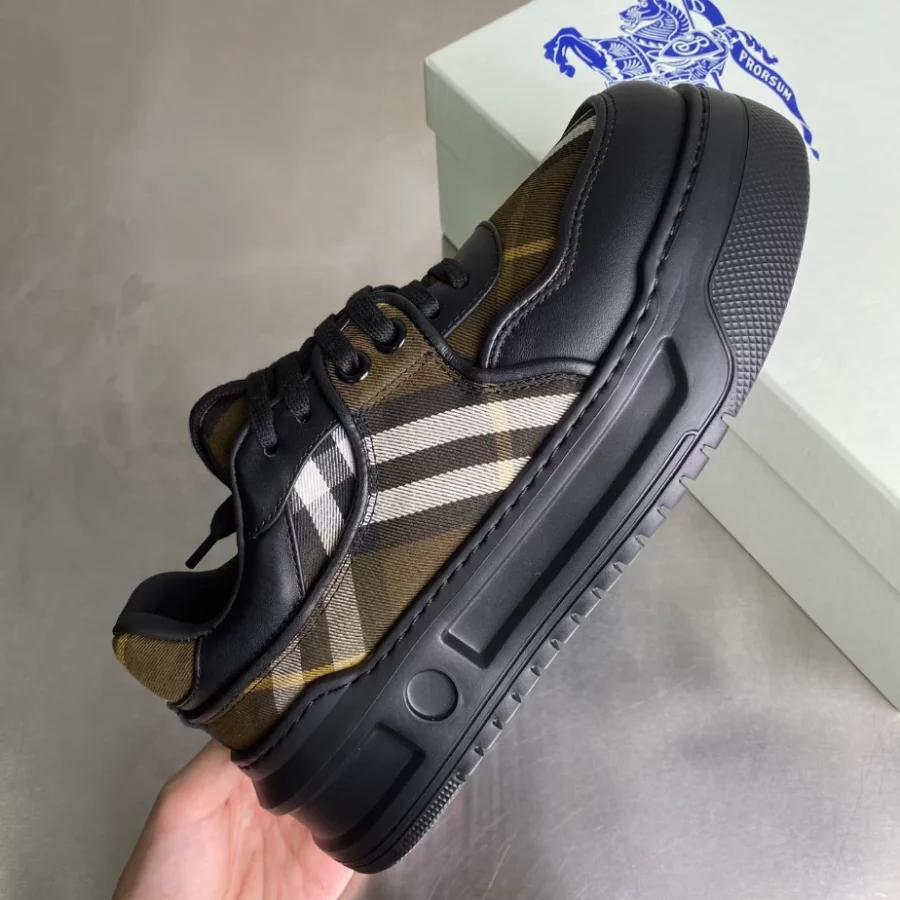 BURBERRY SNEAKERS – BBR032