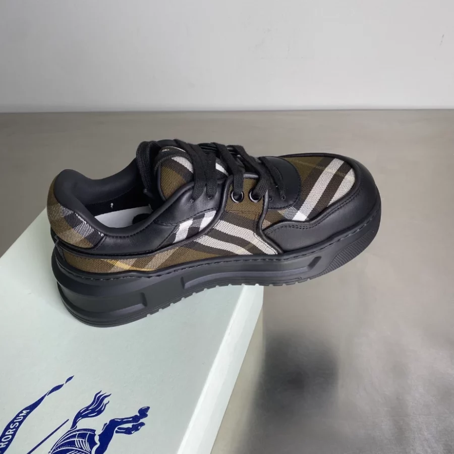 BURBERRY SNEAKERS – BBR032