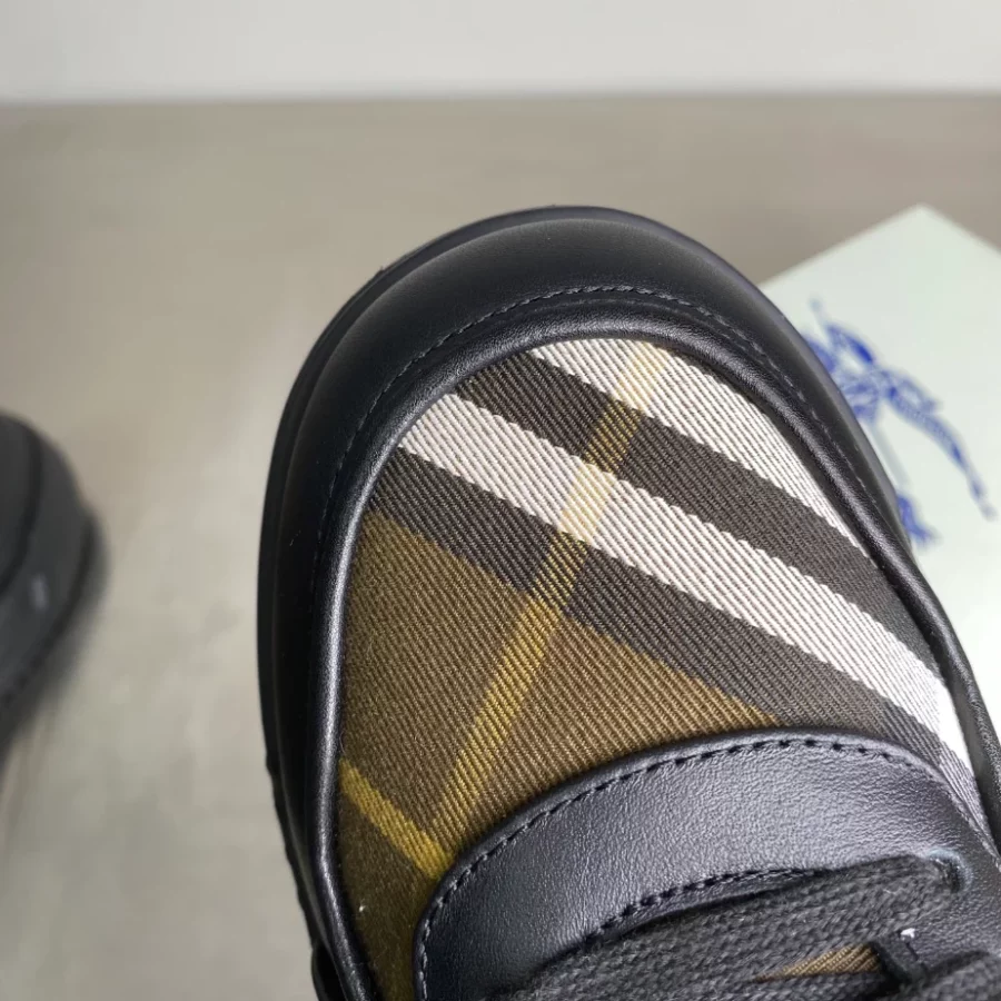 BURBERRY SNEAKERS – BBR032