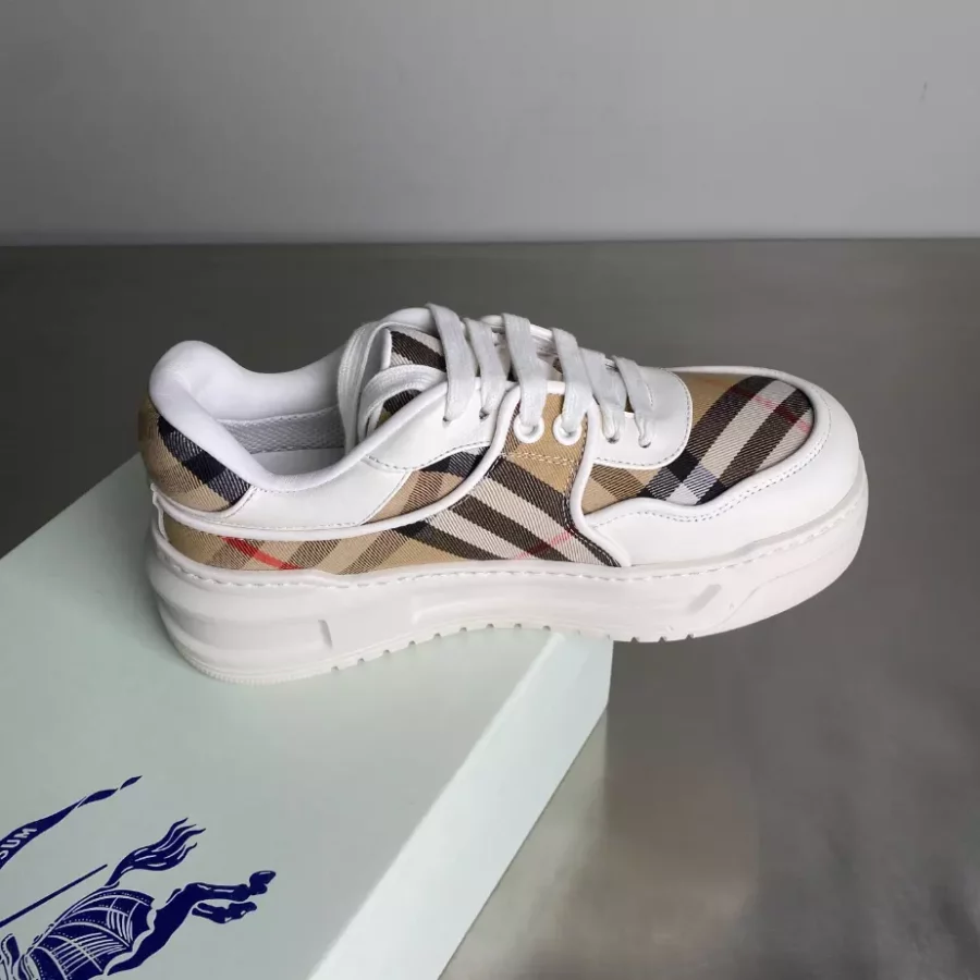 BURBERRY SNEAKERS – BBR033