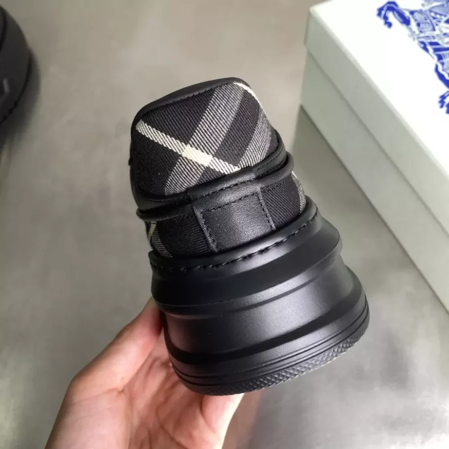BURBERRY SNEAKERS – BBR034