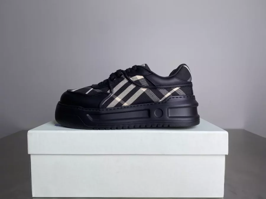 BURBERRY SNEAKERS – BBR034