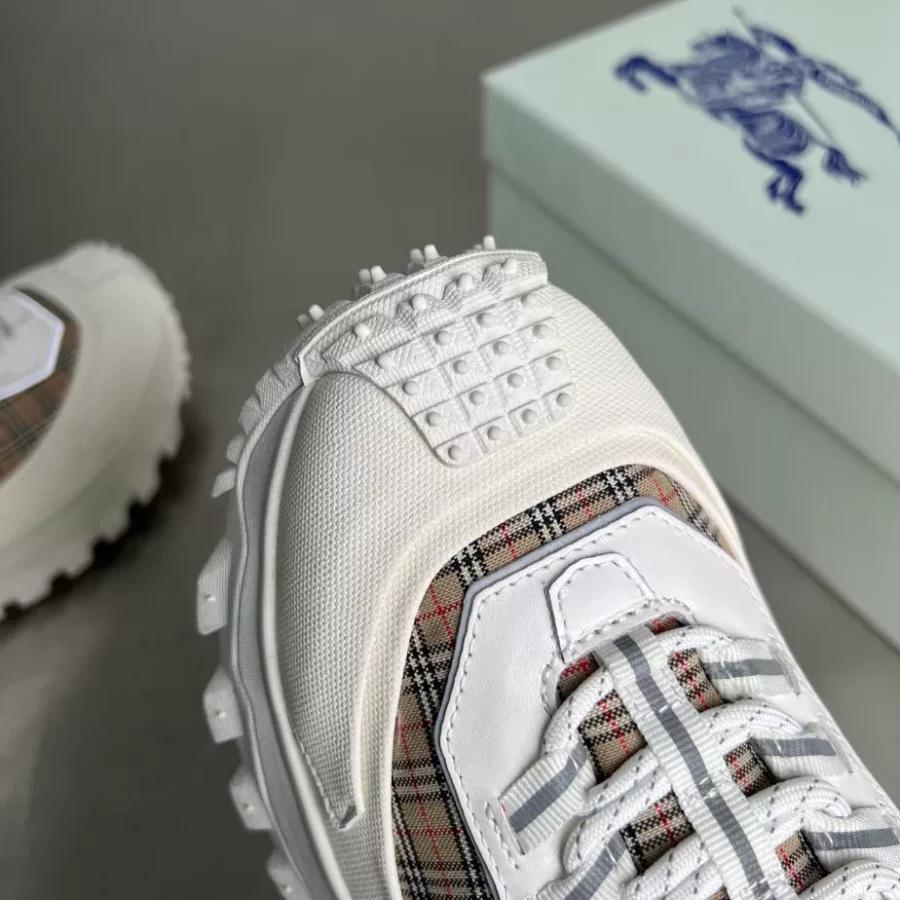 BURBERRY SNEAKERS – BBR050