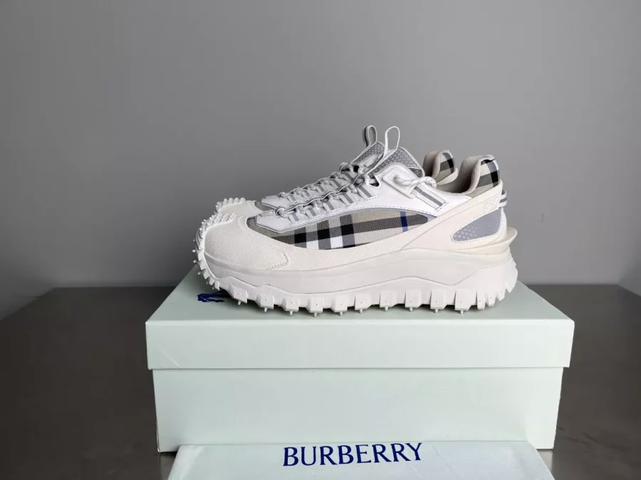 BURBERRY SNEAKERS – BBR051