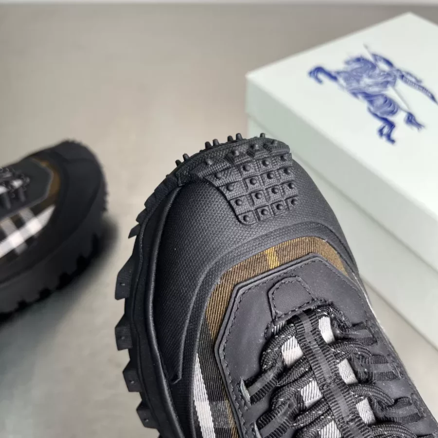 BURBERRY SNEAKERS – BBR052