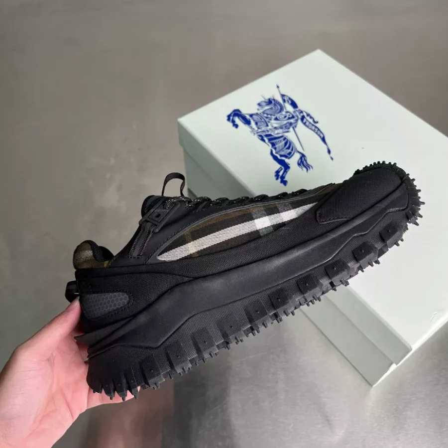 BURBERRY SNEAKERS – BBR052