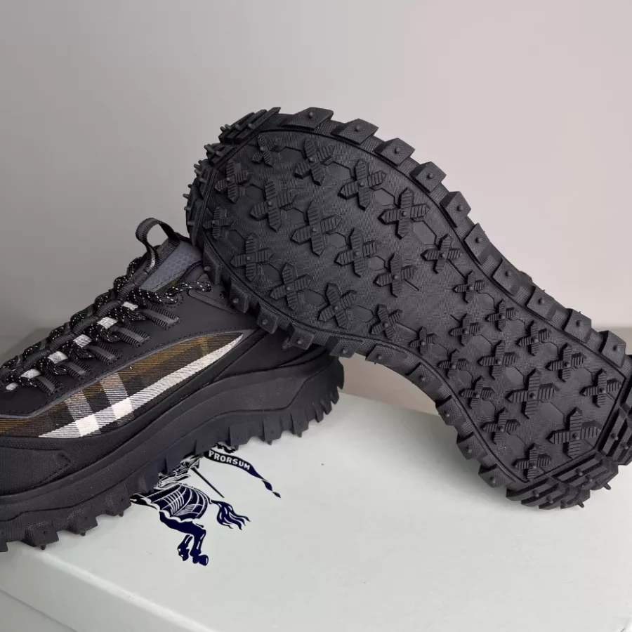 BURBERRY SNEAKERS – BBR052