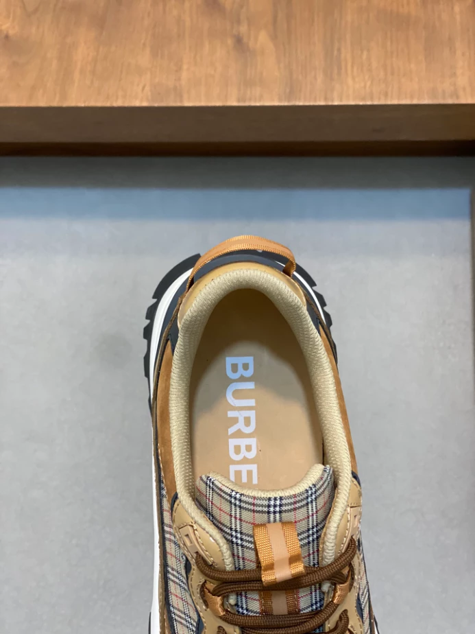 BURBERRY SNEAKERS – BBR065