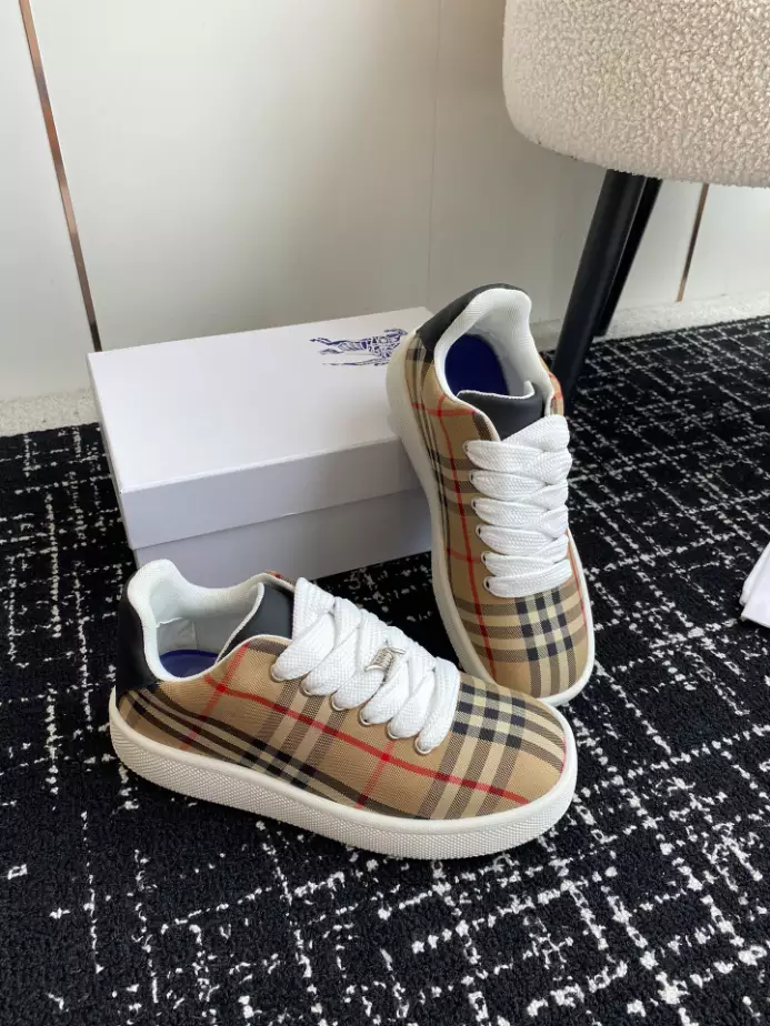 BURBERRY SNEAKERS – BBR102