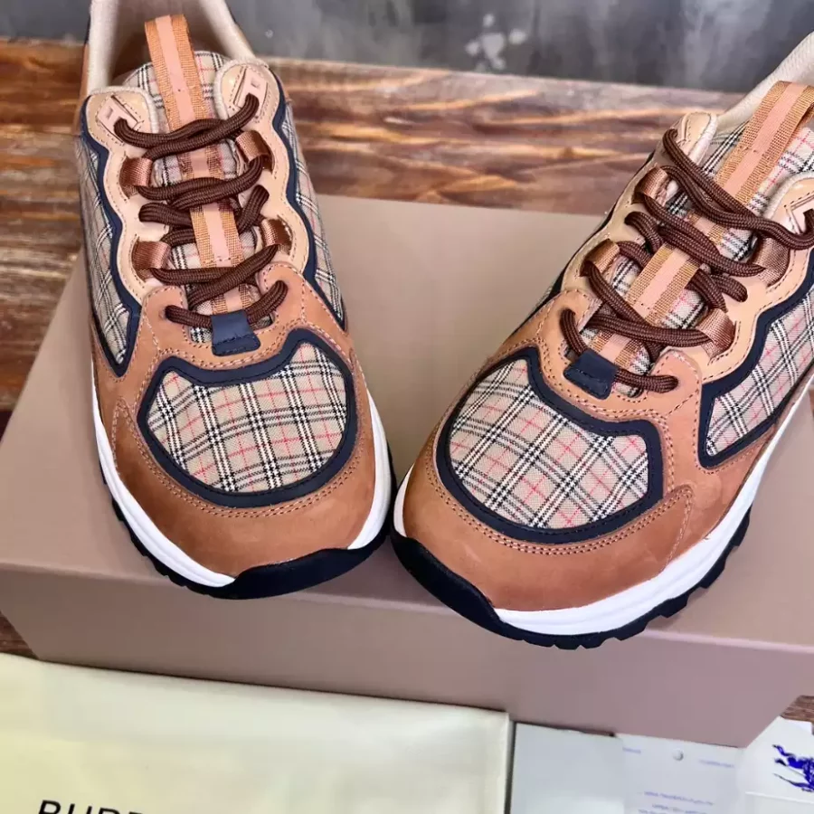 BURBERRY SNEAKERS – BBR105