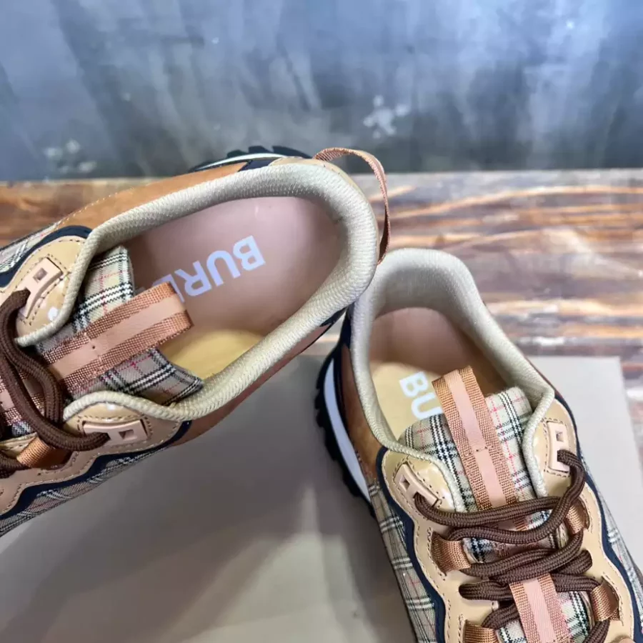 BURBERRY SNEAKERS – BBR105