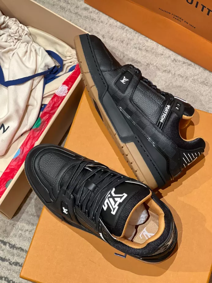 LOUIS VUITTON TRAINER SNEAKER – LVS243