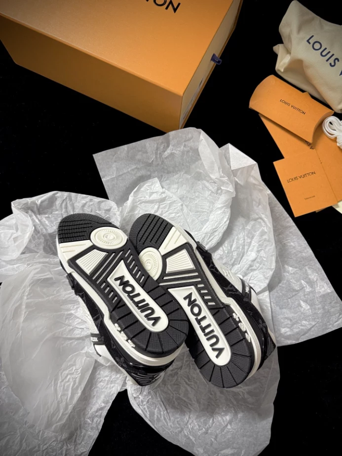 LOUIS VUITTON TRAINER SNEAKER – LVS251