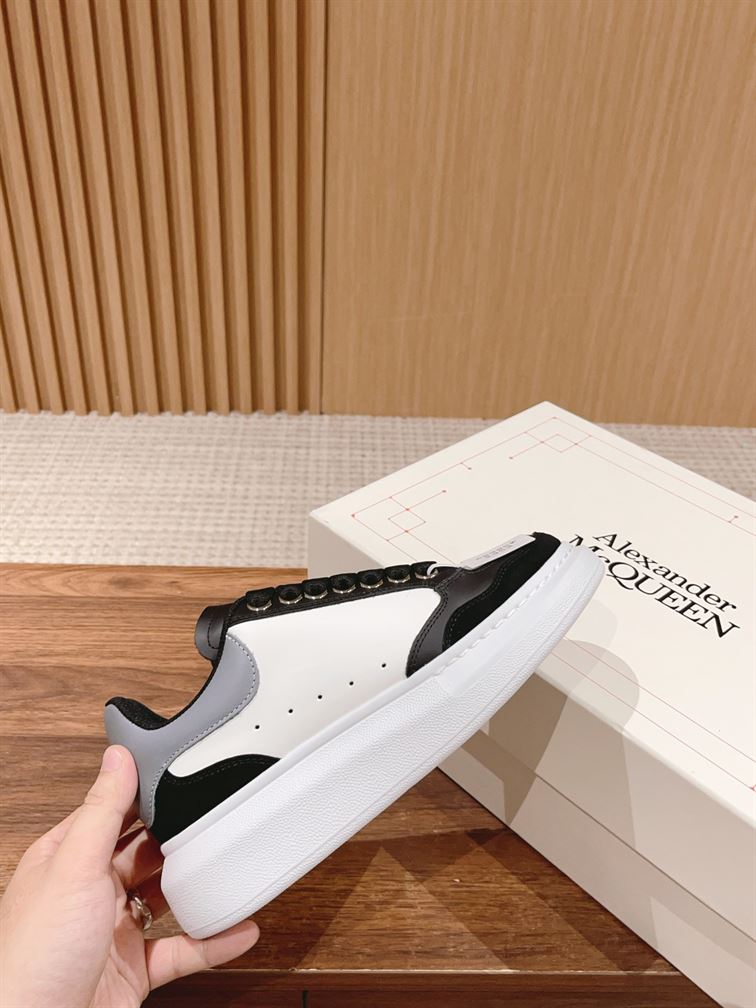 ALEXANDER MCQUEEN OVERSIZED SNEAKER IN BLACK/WHITE – ALD039