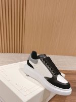 ALEXANDER MCQUEEN OVERSIZED SNEAKER IN BLACK/WHITE – ALD039