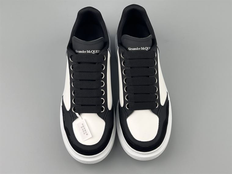 ALEXANDER MCQUEEN OVERSIZED SNEAKER IN BLACK/WHITE/GREY – ALD036