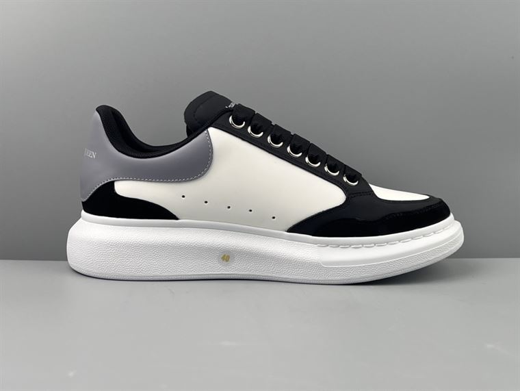 ALEXANDER MCQUEEN OVERSIZED SNEAKER IN BLACK/WHITE/GREY – ALD036