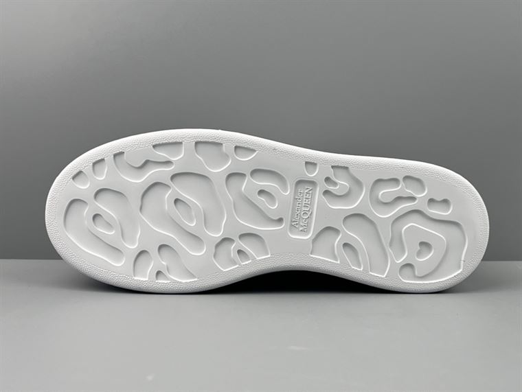 ALEXANDER MCQUEEN OVERSIZED SNEAKER IN BLACK/WHITE/GREY – ALD036