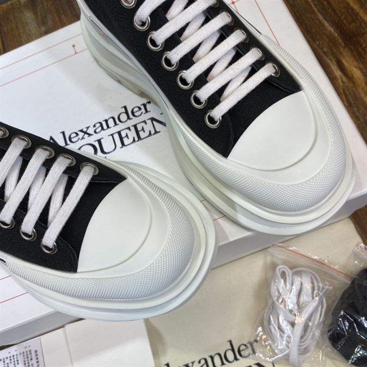 ALEXANDER MCQUEEN TREAD SLICK LOW TOP SNEAKER – ALD010