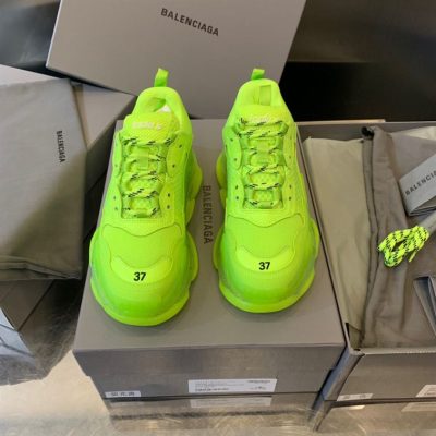 balenciaga-triple-s-clear-sole-in-green-bla018-d1a9t.jpg