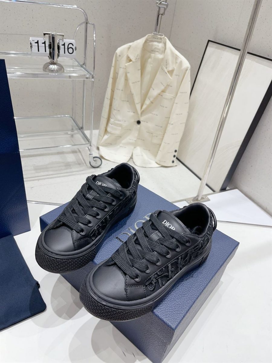 DIOR B33 SNEAKER BLACK SMOOTH CALFSKIN AND DIOR OBLIQUE RAISED EMBROIDERY – DO132