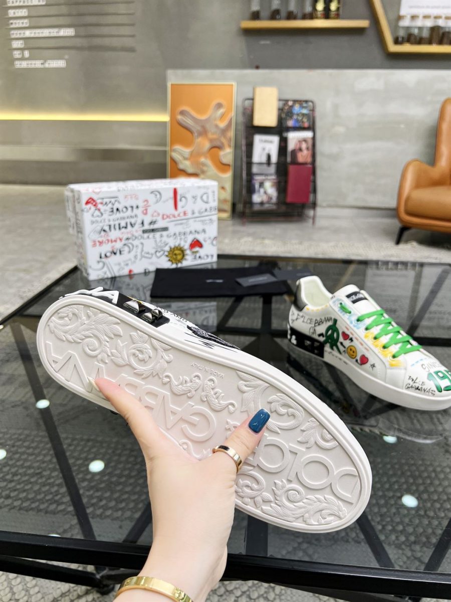 DOLCE & GABBANA GRAFFITI PRINT LOW-TOP SNEAKERS – DG023