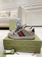 GUCCI MEN’S SCREENER SNEAKER IN BEIGE AND EBONY GG SUPREME – GCC055