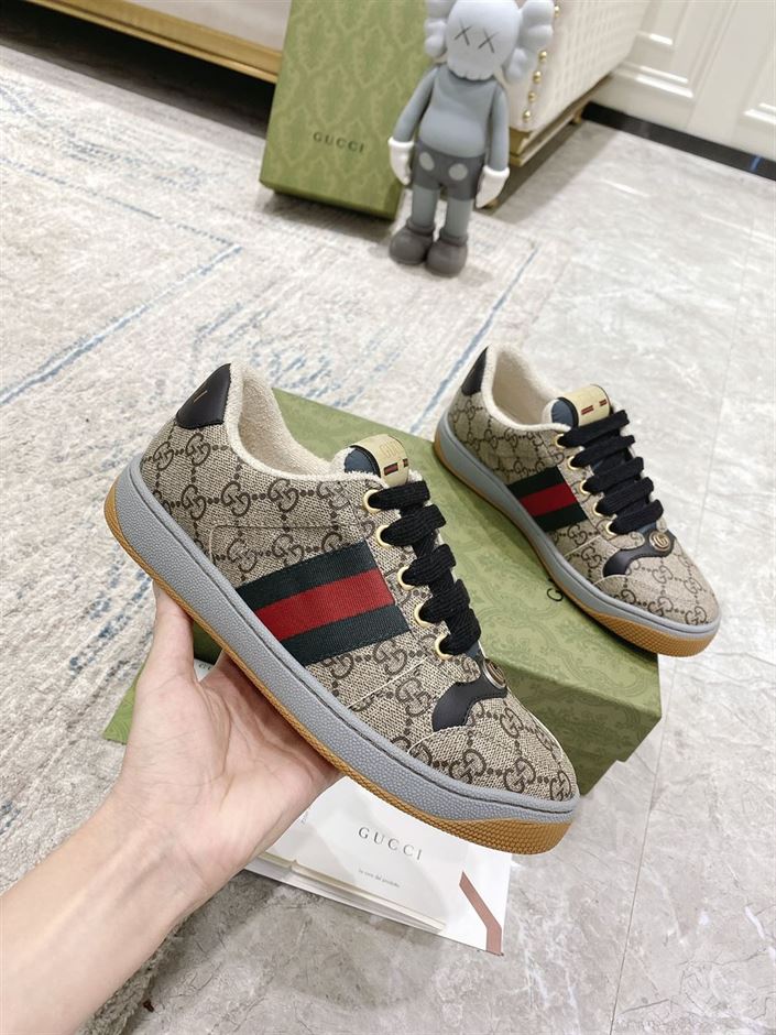 GUCCI MEN’S SCREENER SNEAKER IN BEIGE AND EBONY GG SUPREME – GCC055