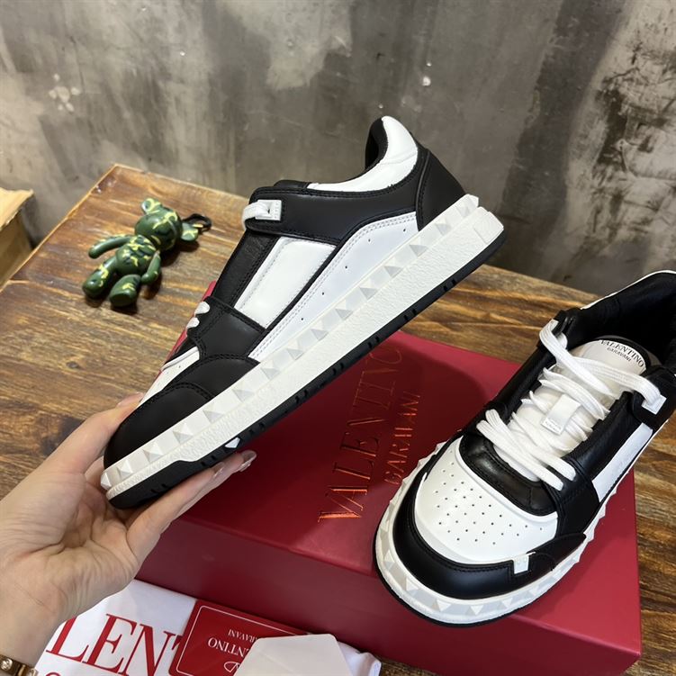 VALENTINO FREEDOTS LOW-TOP SNEAKER IN CALFSKIN – VN004