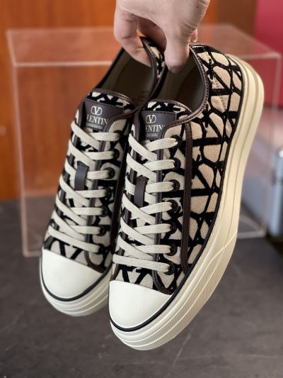 valentino-garavani-toile-iconographe-totaloop-low-top-sneaker-vn001-6pk37.jpg