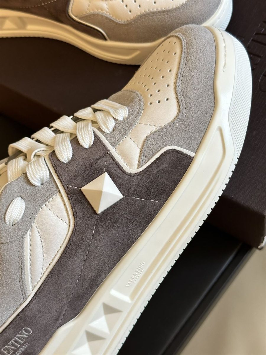 VALENTINO ONE STUD LOW-TOP SNEAKER IN SPLIT LEATHER AND NAPPA – VN010