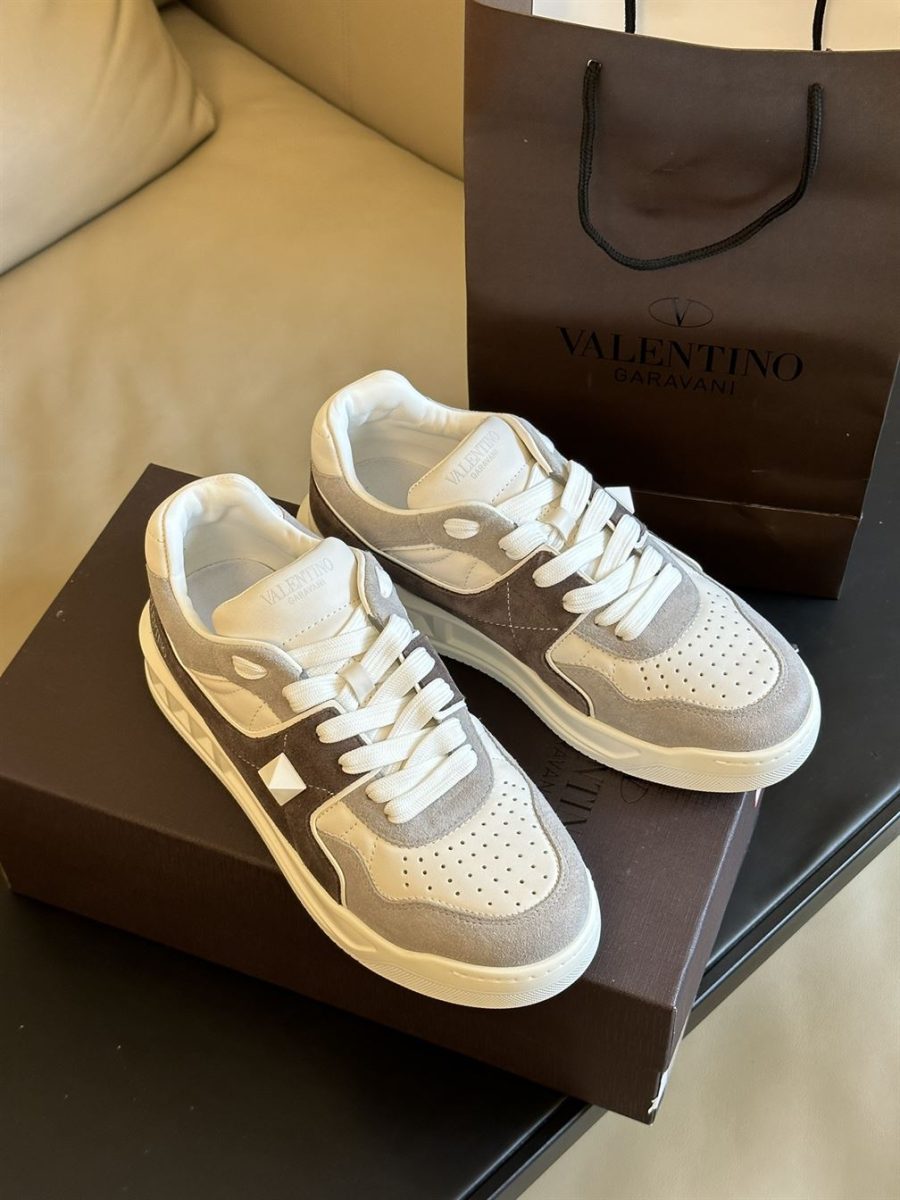 VALENTINO ONE STUD LOW-TOP SNEAKER IN SPLIT LEATHER AND NAPPA – VN010