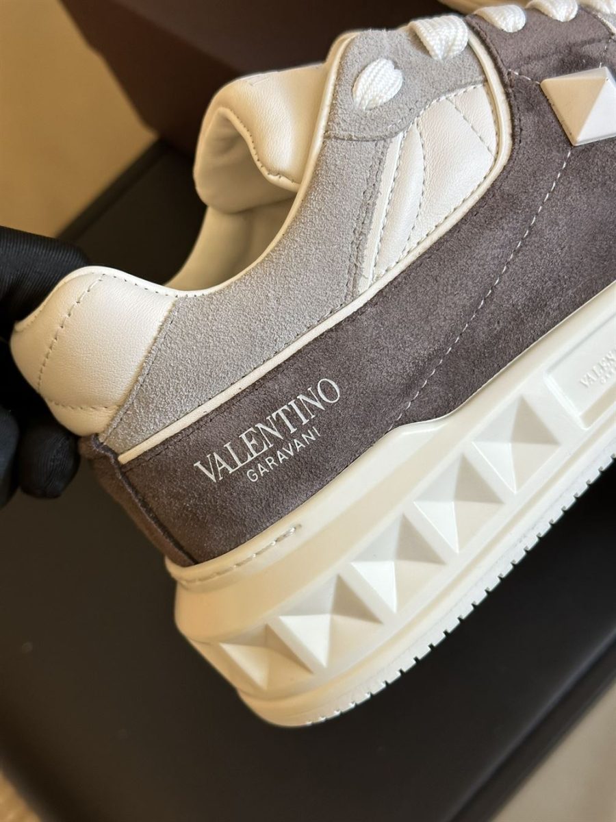 VALENTINO ONE STUD LOW-TOP SNEAKER IN SPLIT LEATHER AND NAPPA – VN010