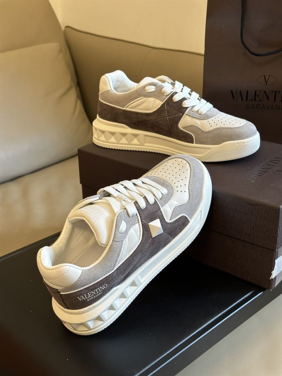 VALENTINO ONE STUD LOW-TOP SNEAKER IN SPLIT LEATHER AND NAPPA – VN010