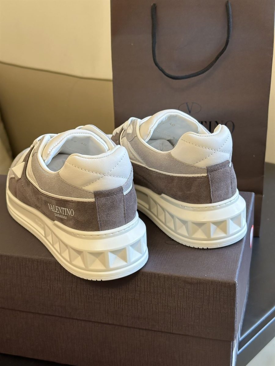 VALENTINO ONE STUD LOW-TOP SNEAKER IN SPLIT LEATHER AND NAPPA – VN010