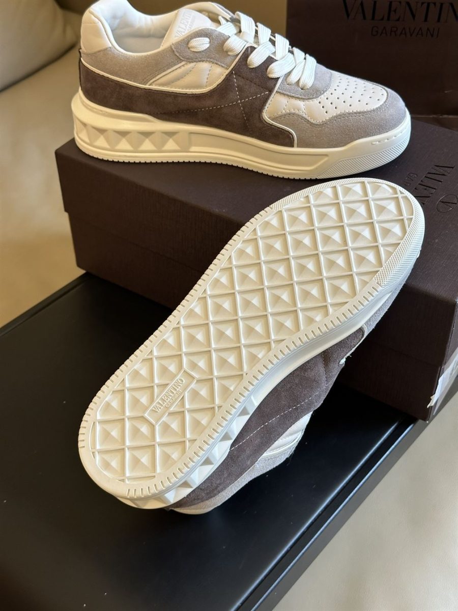 VALENTINO ONE STUD LOW-TOP SNEAKER IN SPLIT LEATHER AND NAPPA – VN010