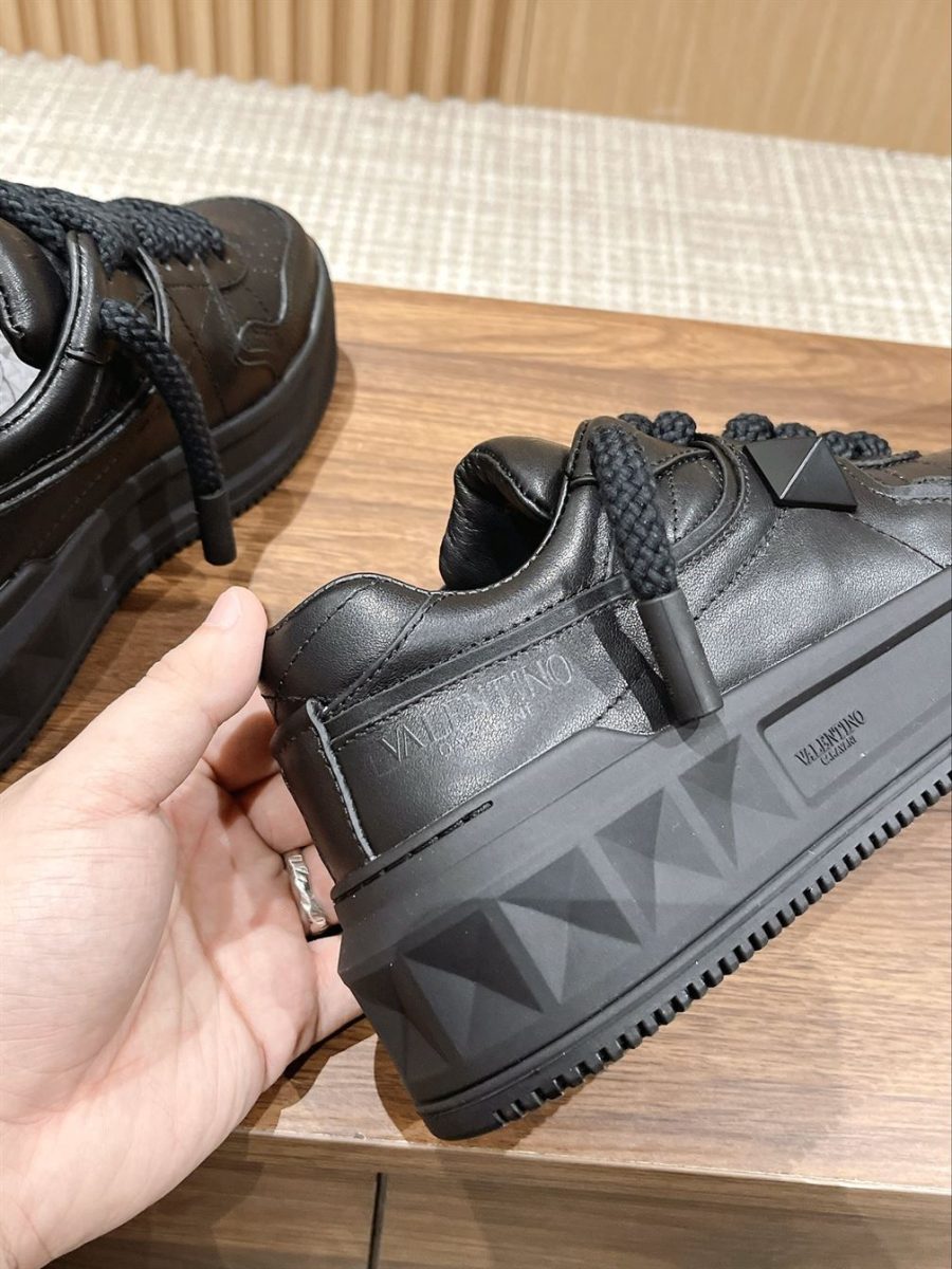 VALENTINO ONE STUD XL NAPPA LEATHER LOW-TOP SNEAKER – VN009