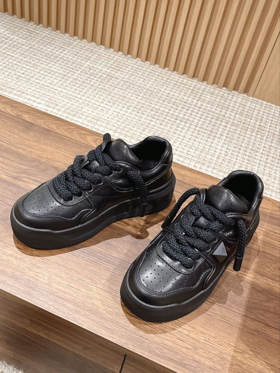 VALENTINO ONE STUD XL NAPPA LEATHER LOW-TOP SNEAKER – VN009