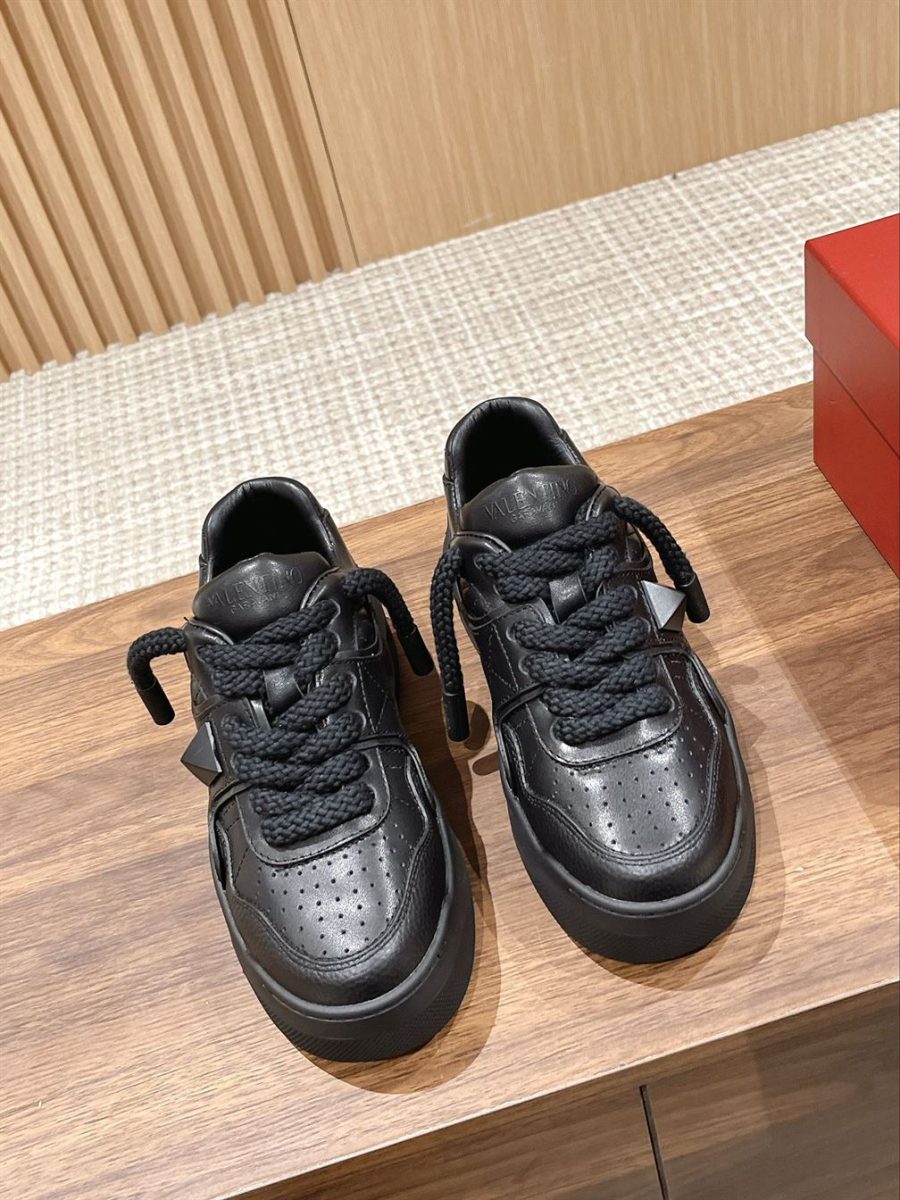 VALENTINO ONE STUD XL NAPPA LEATHER LOW-TOP SNEAKER – VN009