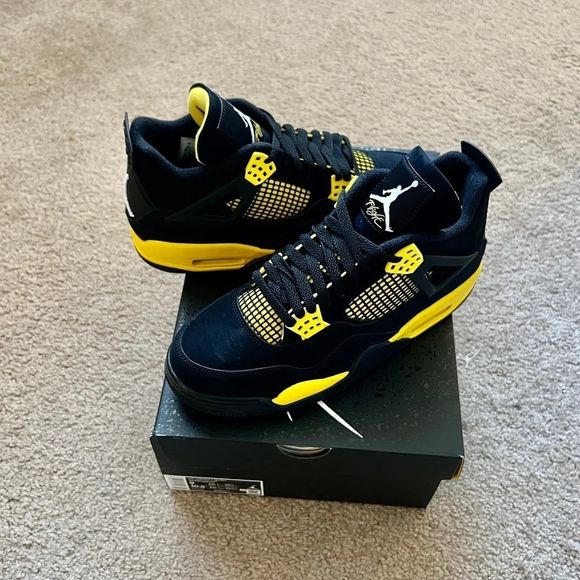 Air Jordan 4 Retro ‘Thunder’ photo review