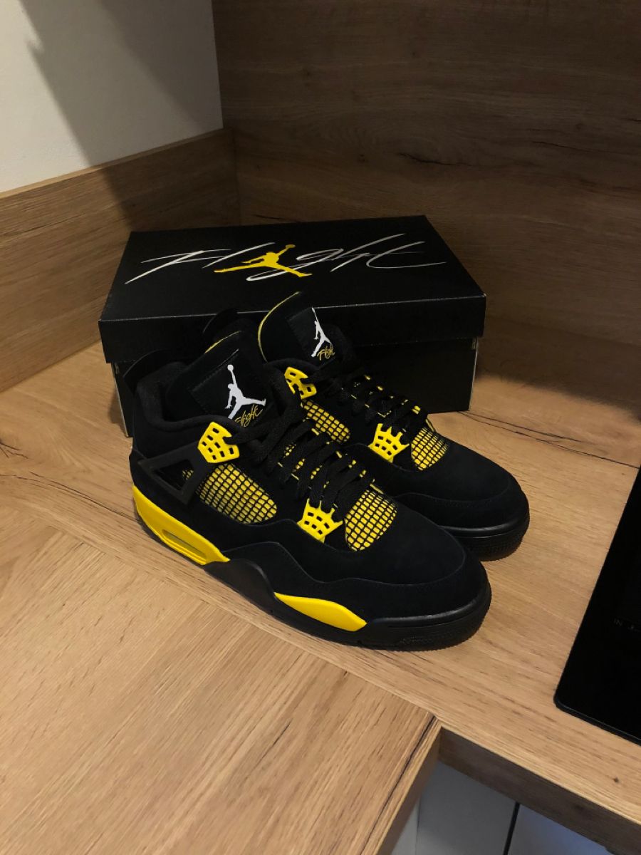 Air Jordan 4 Retro ‘Thunder’ photo review