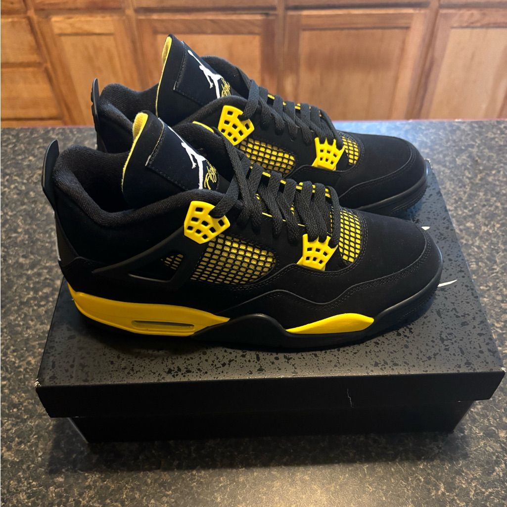 Air Jordan 4 Retro ‘Thunder’ photo review