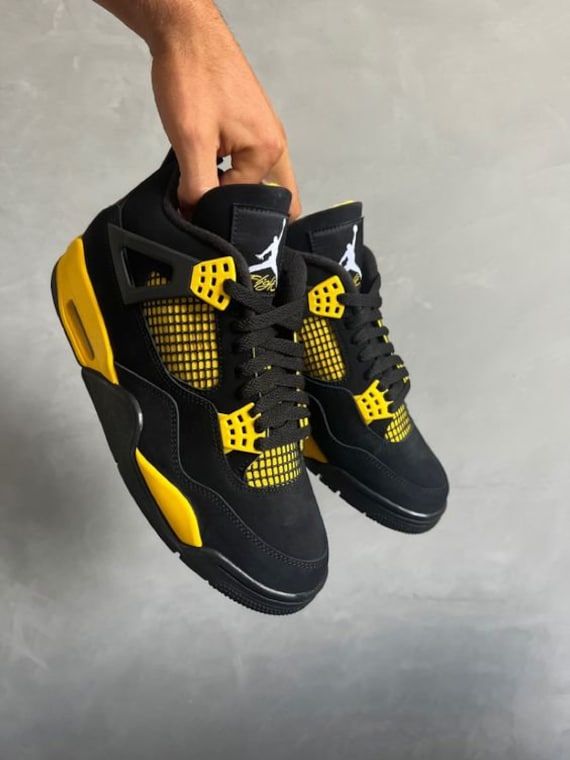 Air Jordan 4 Retro ‘Thunder’ photo review