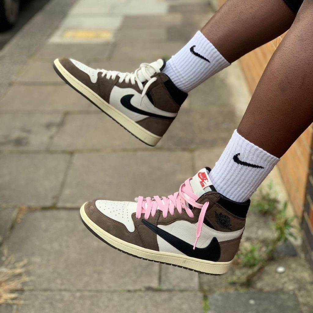 Air Jordan 1 Retro High OG x Travis Scott ‘Mocha’ photo review