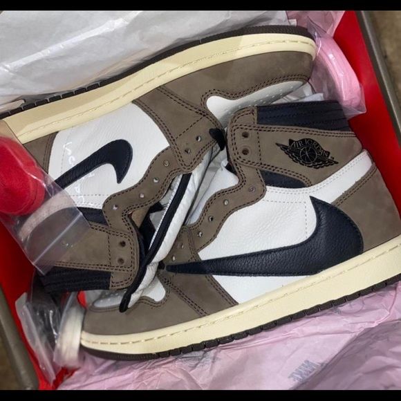 Air Jordan 1 Retro High OG x Travis Scott ‘Mocha’ photo review