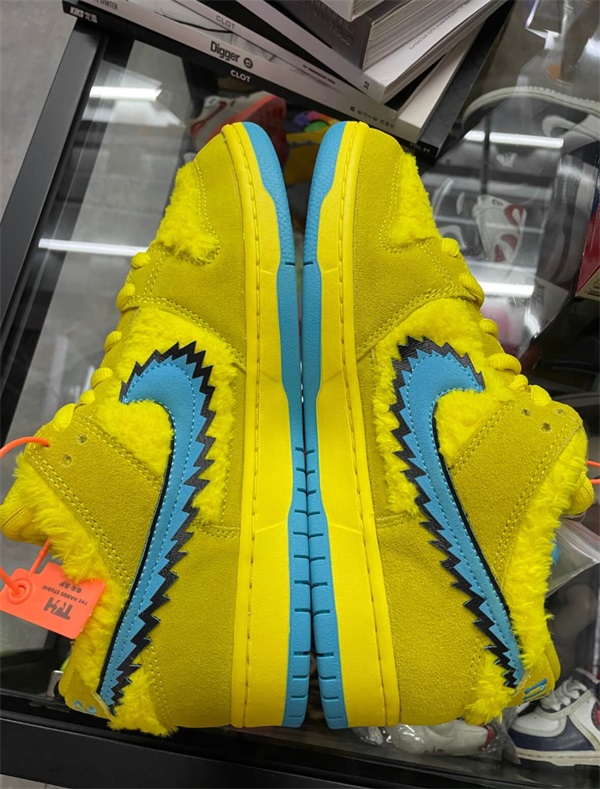 Nike x Grateful Dead SB Dunk Low ‘Yellow Bear’ photo review